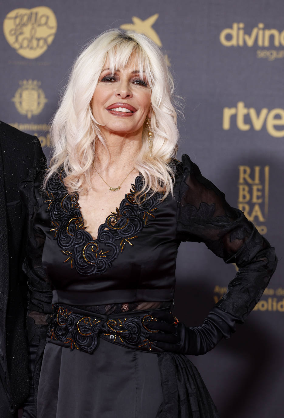 María 'Mery' Bas de Nebulossa tampoco acertó con su vestido que combinaba encaje e incrustaciones metalizada. 