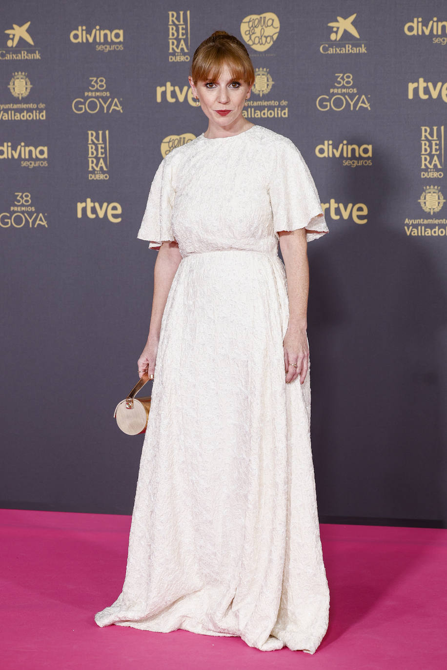 María Vázquez con vestido blanco. 