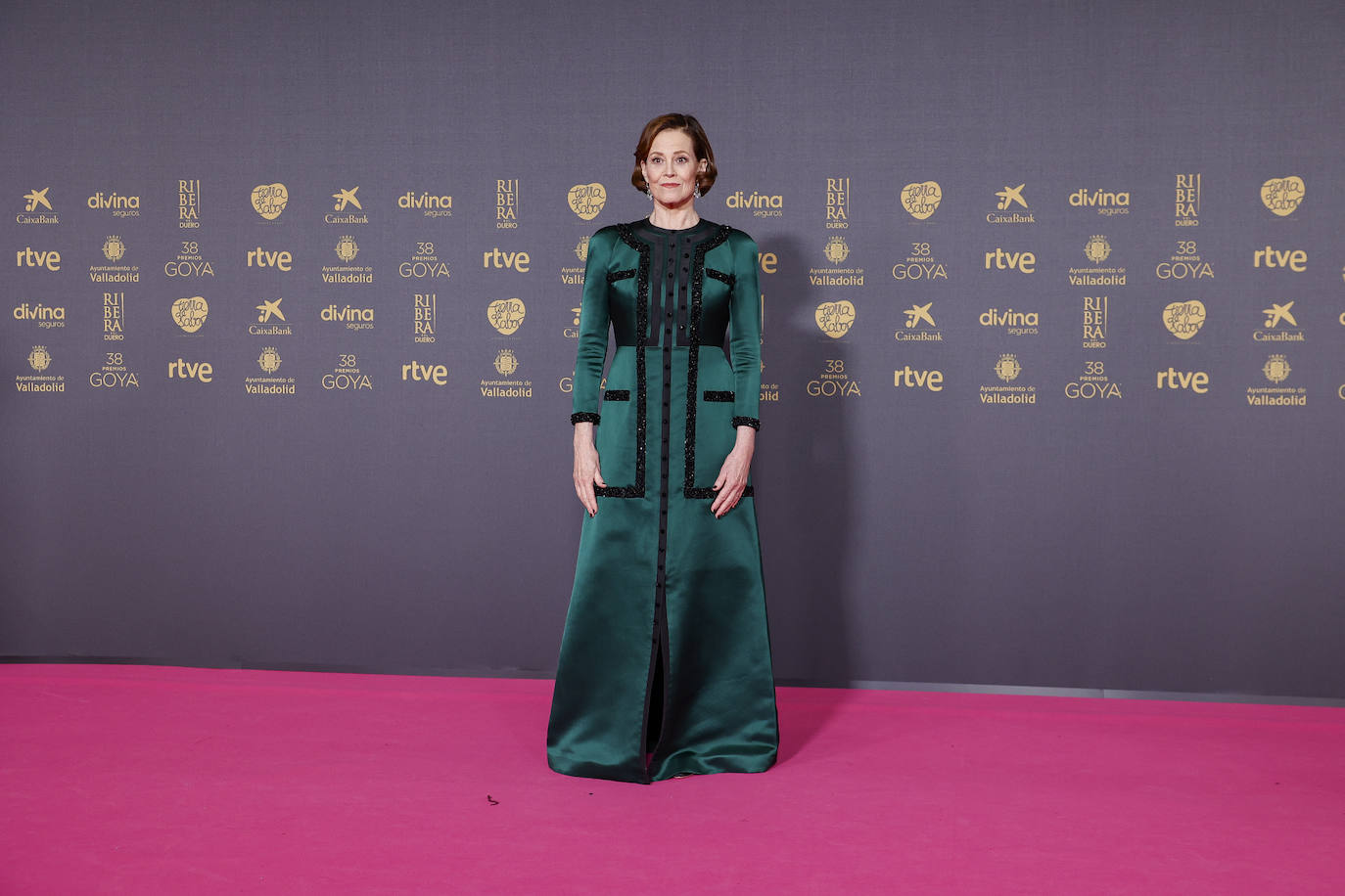 Sigourney Weaver, Goya Internacional 2024, eligió un vestido de color verde botella con detalles de pedrería en negro de Thom Browne. Lo combinó con joyas de Suárez.