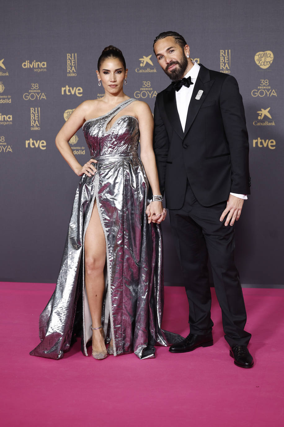 India Martínez, una de las artistas que actuó en la gala, posó con vestido metalizado que combinó con zapatos Mustang y conjunto de Joyas Antiguas Sardinero: pendientes largos en oro blanco con diamantes y collar a juego.