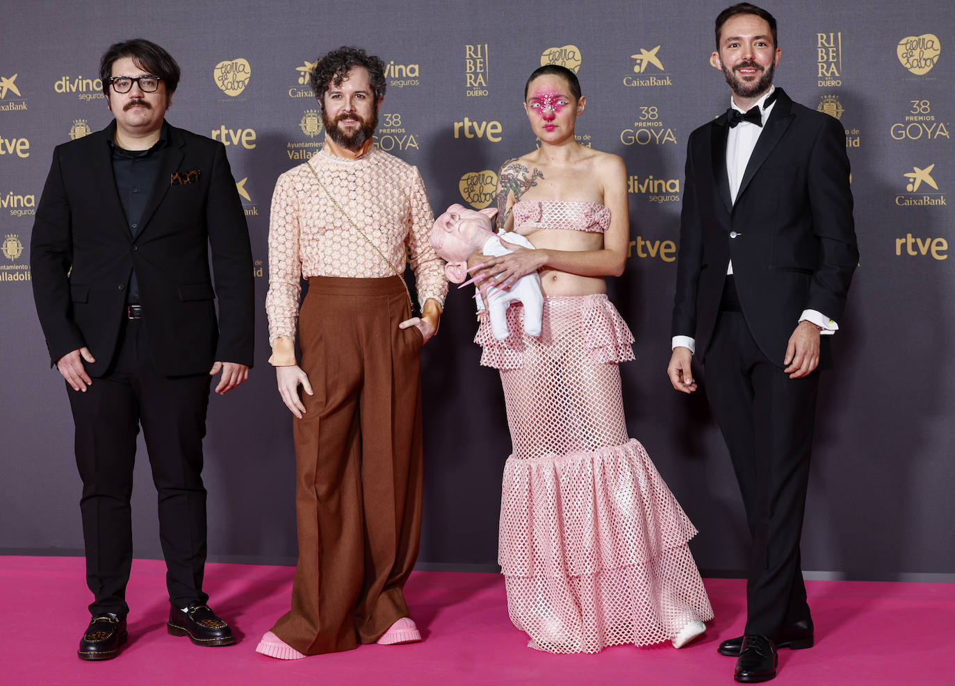 Los curiosos estilismos de David Castro Gonzalez y Carla Pereira, con un cerdito en la mano, en los Goya 2024. 