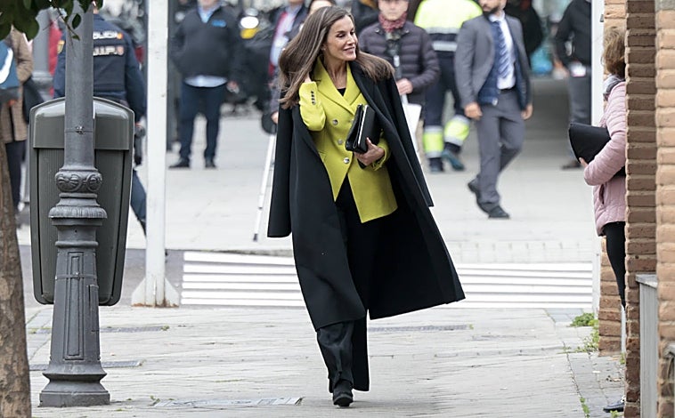 Imagen principal - El look 'working girl' de la Reina Letizia con chaqueta verde lima
