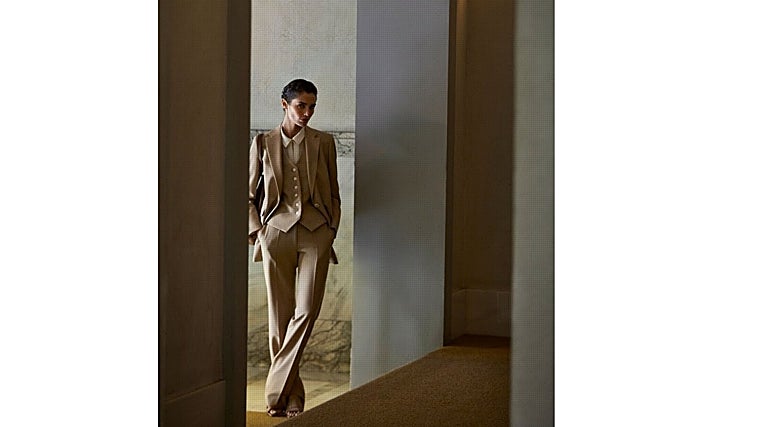 Traje con chaleco, de Roberto Verino.