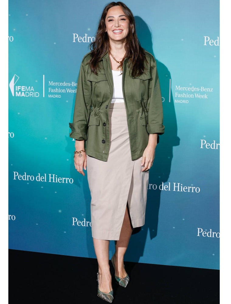 Tamara Falcó con falda de corte midi, sahariana y zapatos plateados en el desfile de Pedro del Hierro en la MBFWMadrid.