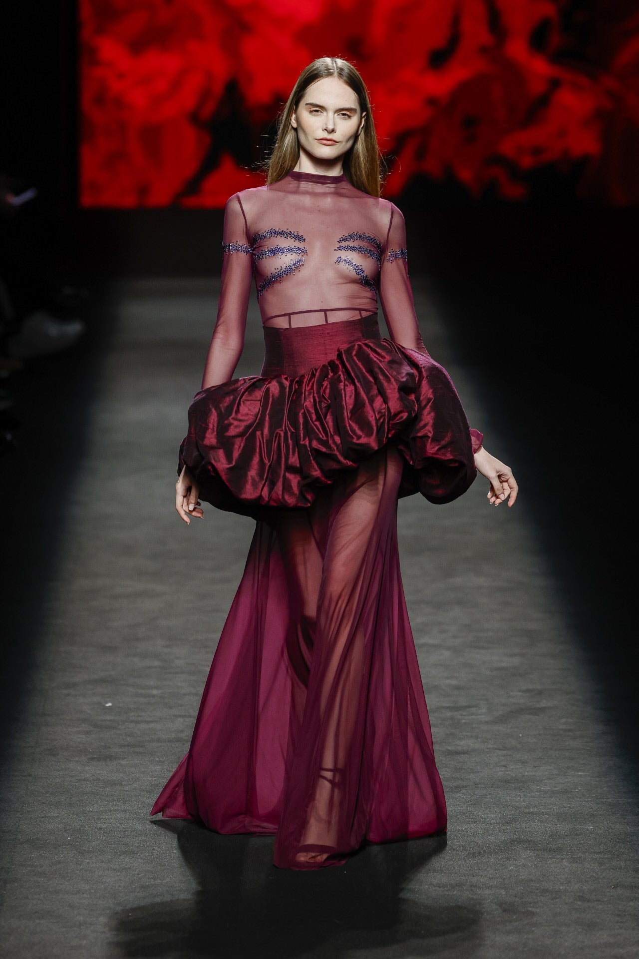 MBFWMadrid: Claro Couture (Otoño/Invierno 2024-2025). Las transparencias han tenido protagonismo en un desfile donde también se ha hecho un guiño a los vestidos con volumen.