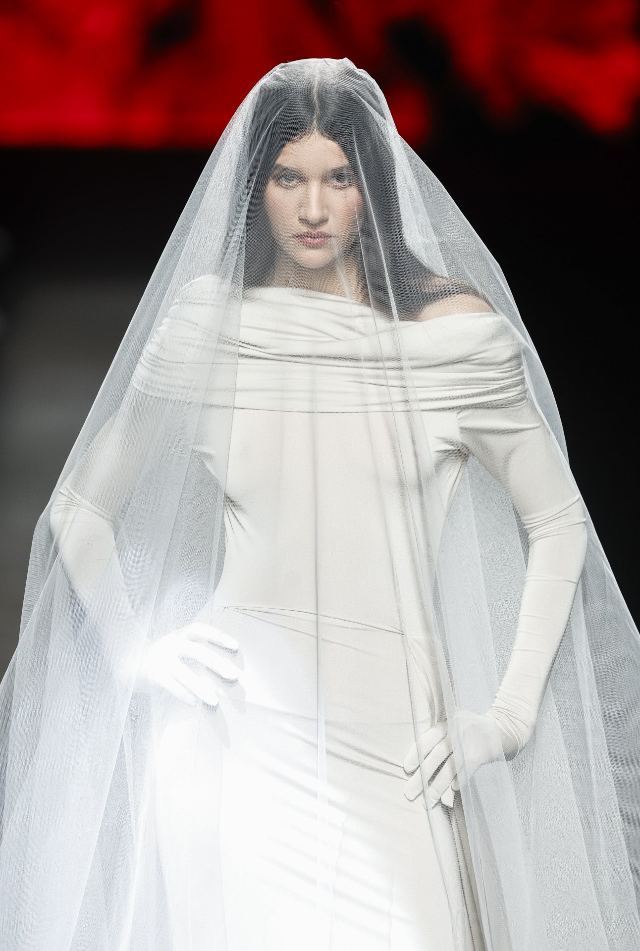 MBFWMadrid: Claro Couture (Otoño/Invierno 2024-2025). Con más de cuarenta años de experiencia vistiendo a novias, algún diseño debía colarse en esta pasarela. Con velo y escote bardot, ha causado sensación entre los asistentes.