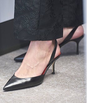 Imagen secundaria 2 - La Reina eligió complementos en negro y dorado de Carolina Herrera para combinar con su traje negro de Dries Van Noten. Un estilismo perfecto. 