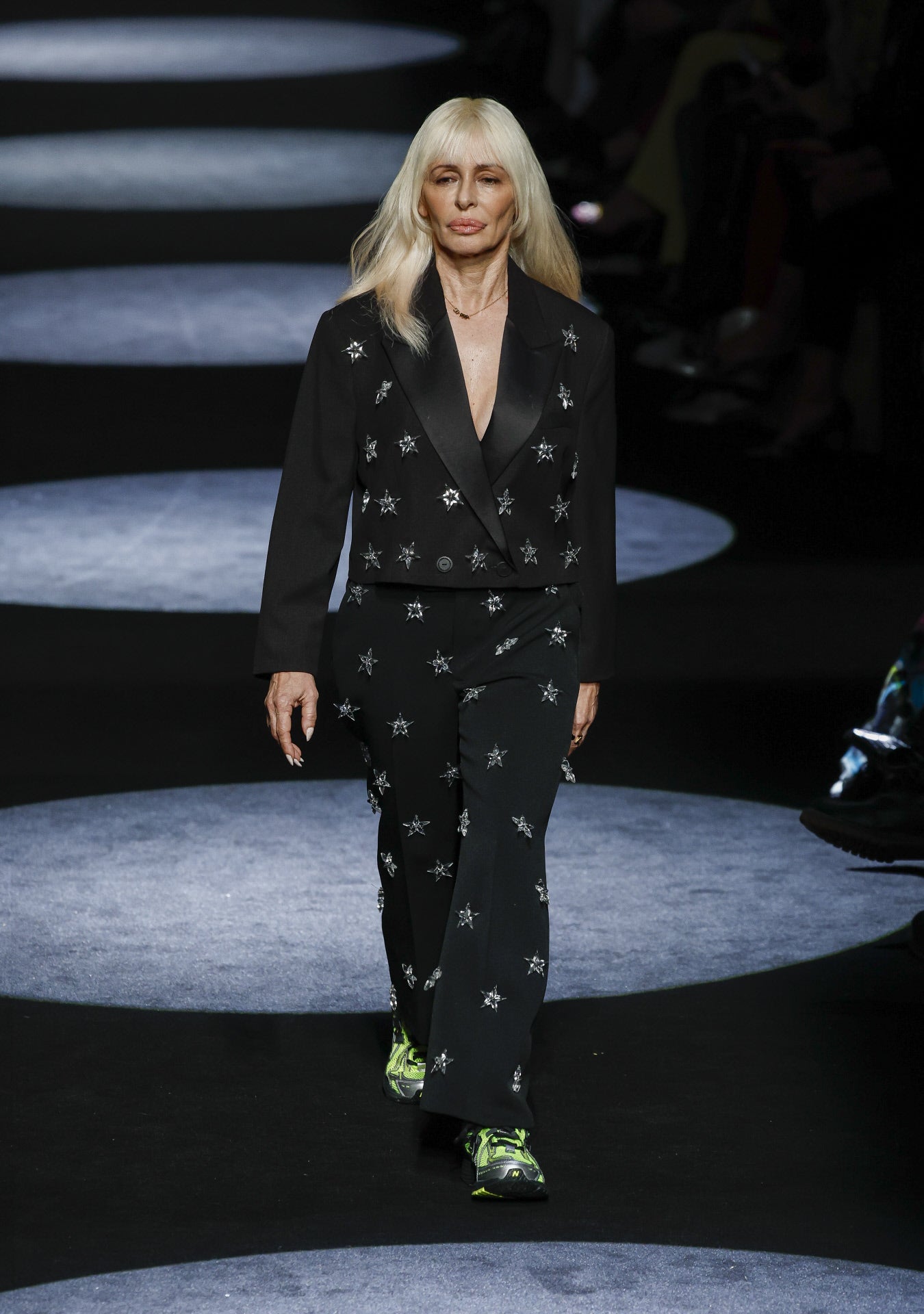 MBFWMadrid: Pablo Erroz (Otoño/Invierno 2024-2025). María Bas, intérprete de Nebulossa, ha desfilado en la pasarela de Pablo Erroz con un conjunto de dos piezas y New Balance.