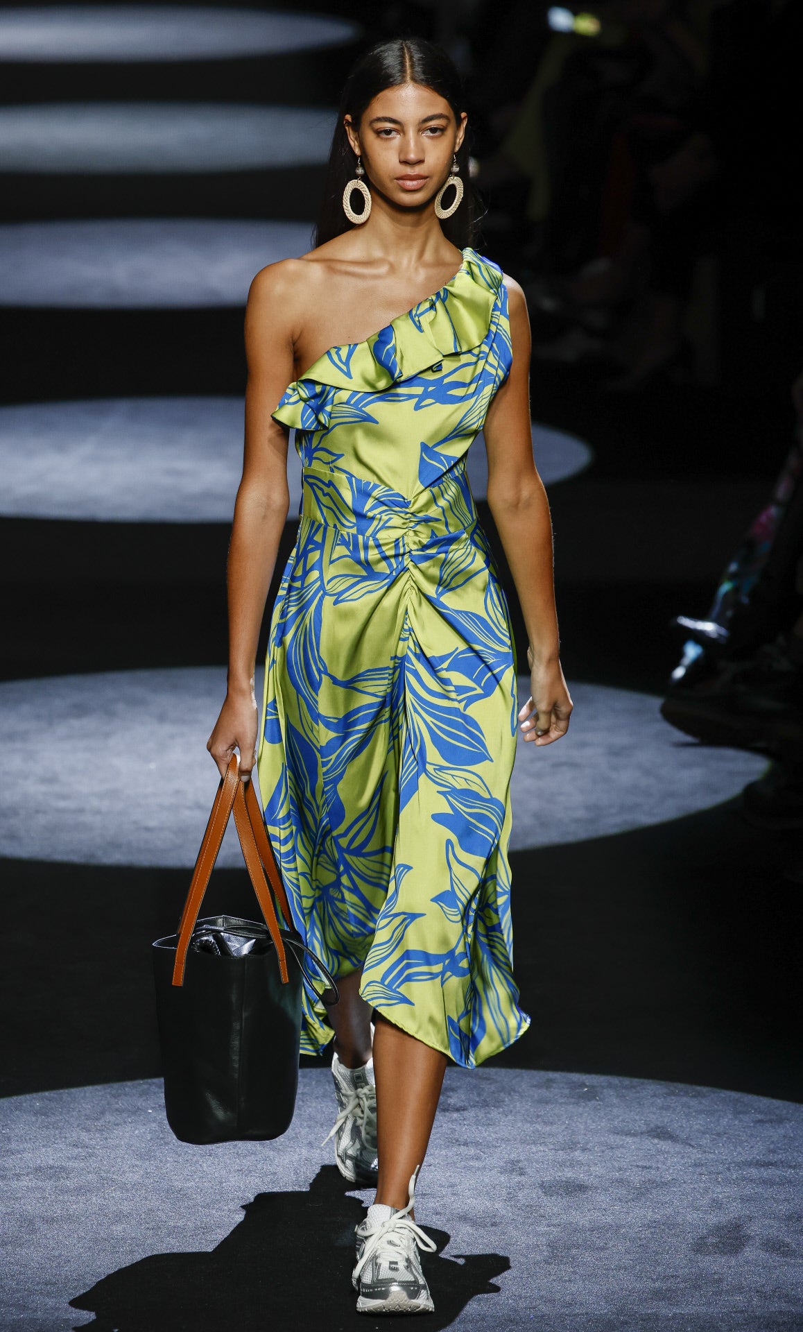 MBFWMadrid: Pablo Erroz (Otoño/Invierno 2024-2025). La colección, basada en los colores y alegría de Colombia, como este vestido en tonos azules, amarillos y verdes.