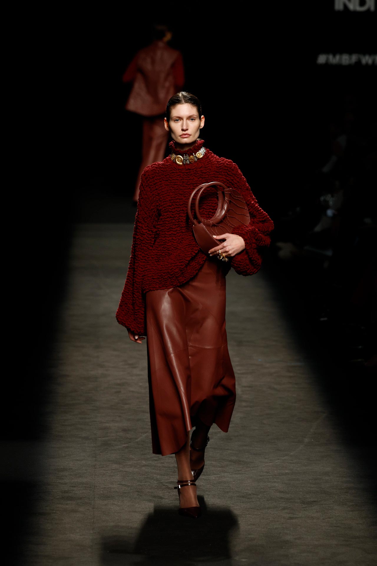 Mezcla de tejidos. En este look, falda de cuero y jersey de punto. 