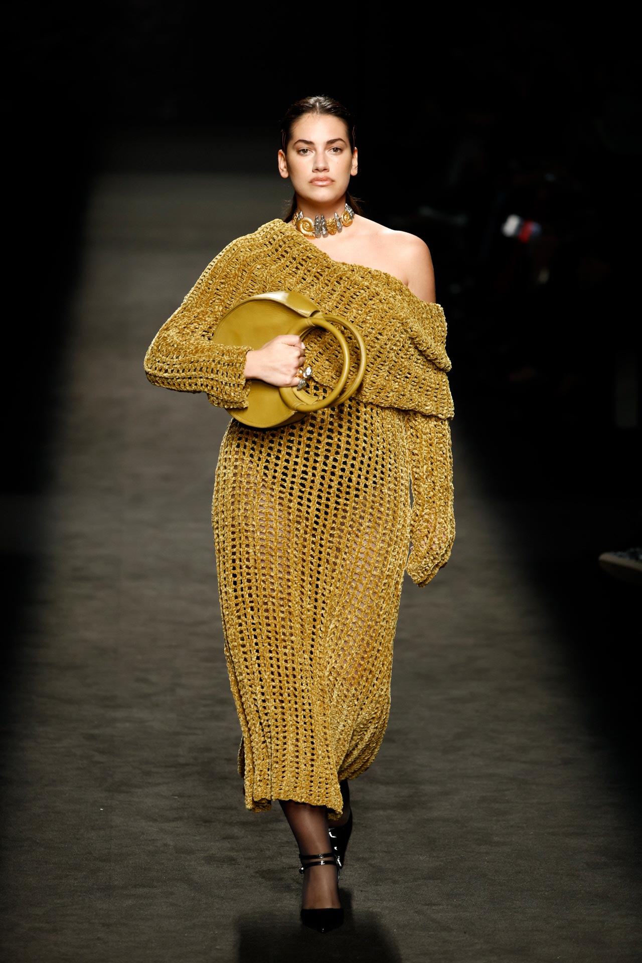 El tejido calado y las piezas asimétricas también se han dejado ver por el desfile de Simorra. Importancia a los maxi complementos. 