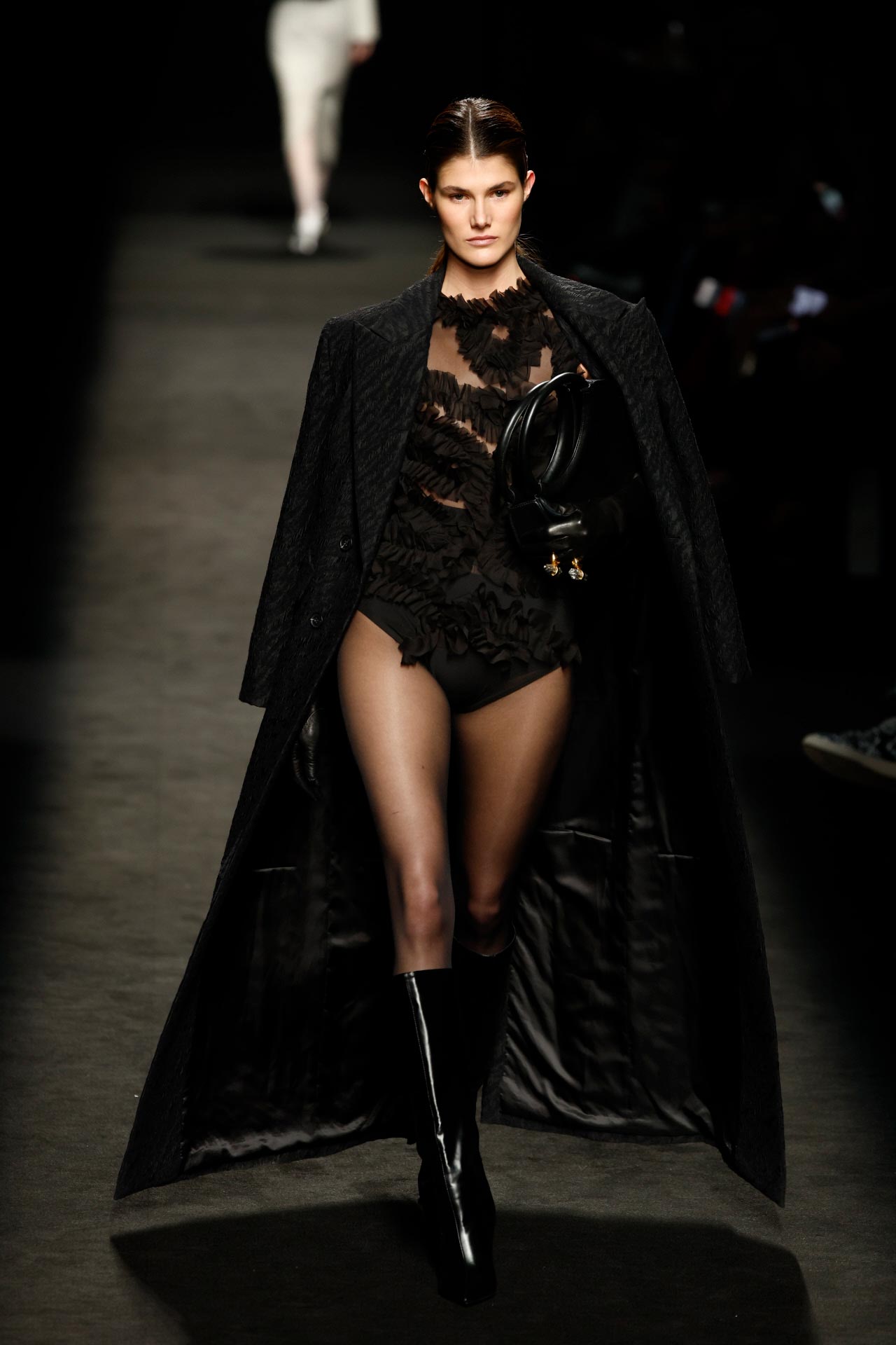 Combinación de estilos. Este body de tul y semitransparente, combinado con un maxi abrigo. 