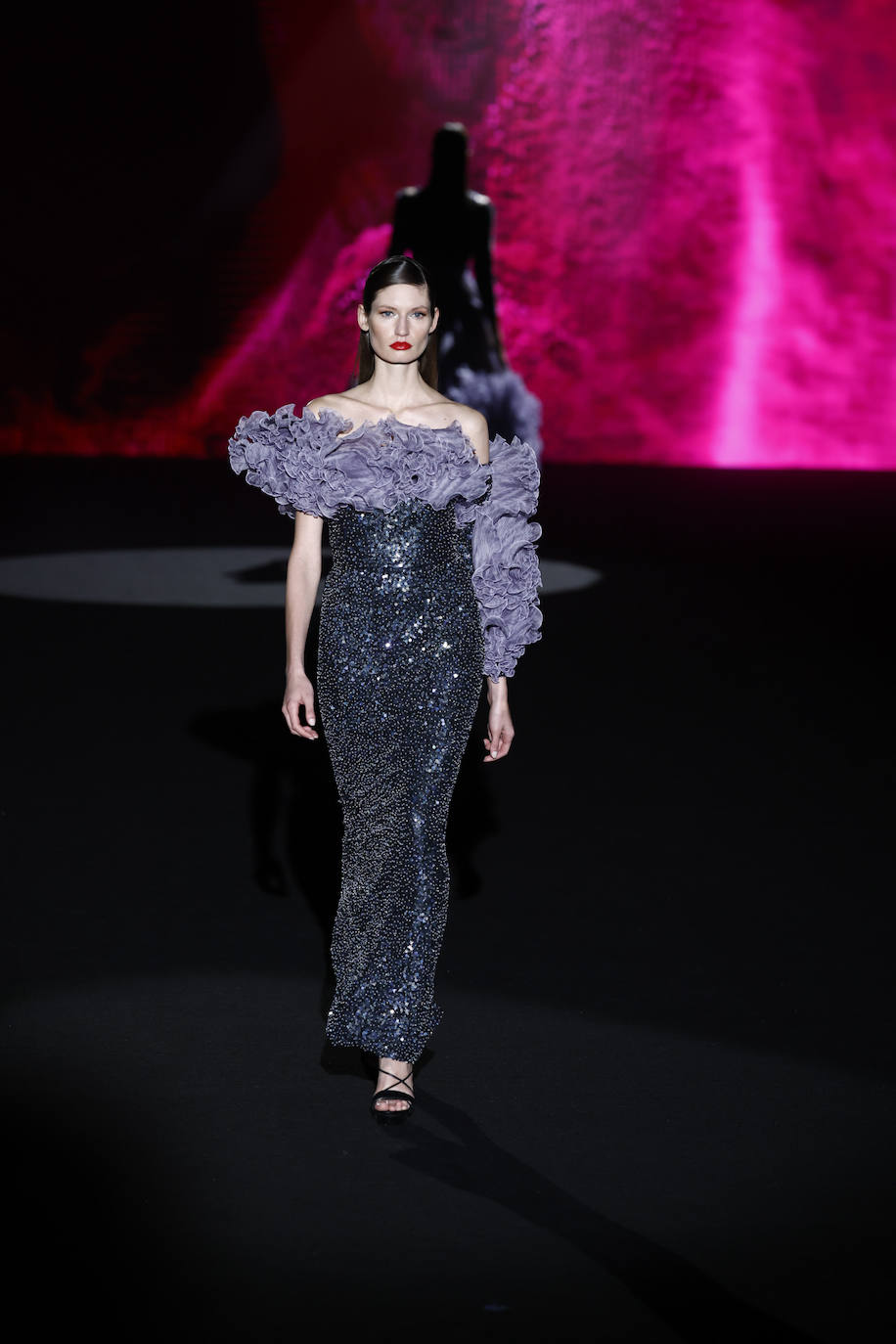 La colección, inspirada en la luna, está llena de propuestas femeninas, elegantes y repletas de glamur como este vestido de lentejuelas. 