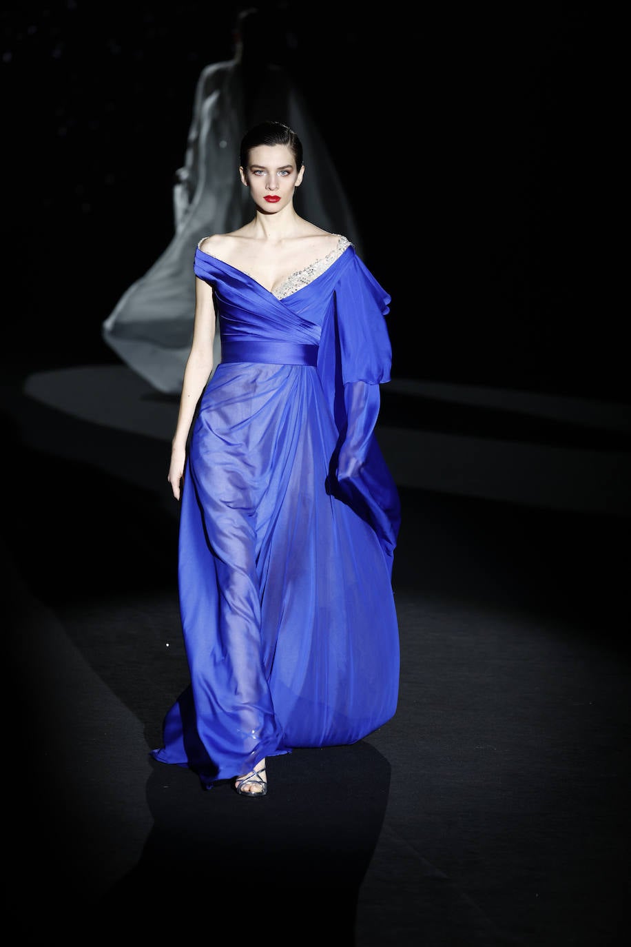 Vestido con escote profundo y mangas asimétricas que presenta falda con volumen. 