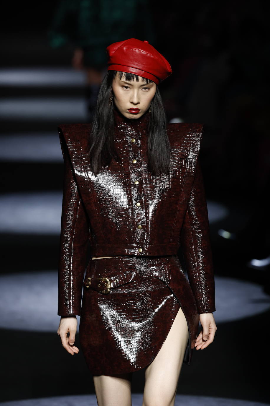 La piel vegana juega un papel importante en esta colección. como en este conjunto de falda y chaqueta. 