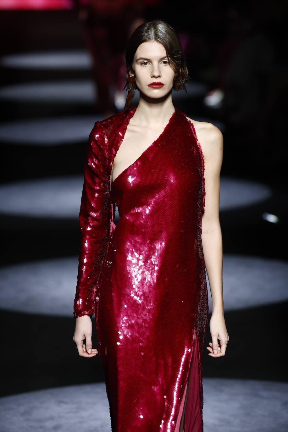 Vestido asimétrico realizado en tejido de paillettes rojos