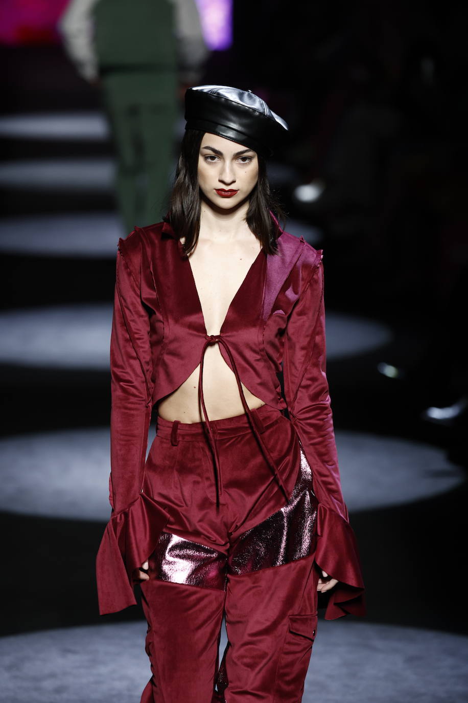 Las boinas han sido el accesorio por excelencia en el desfile de Paloma Suárez 