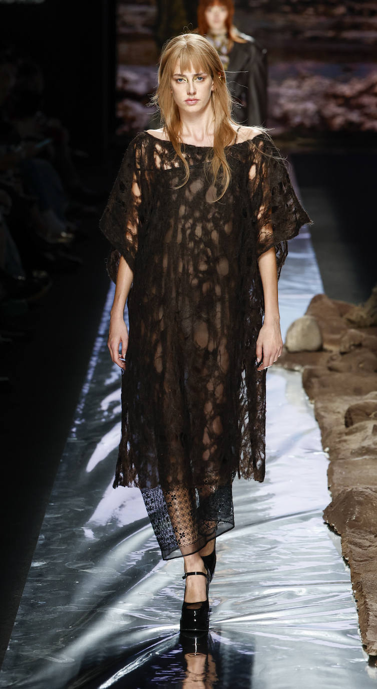 La seda también ha estado presente como este diseño semitransparante en color negro. 