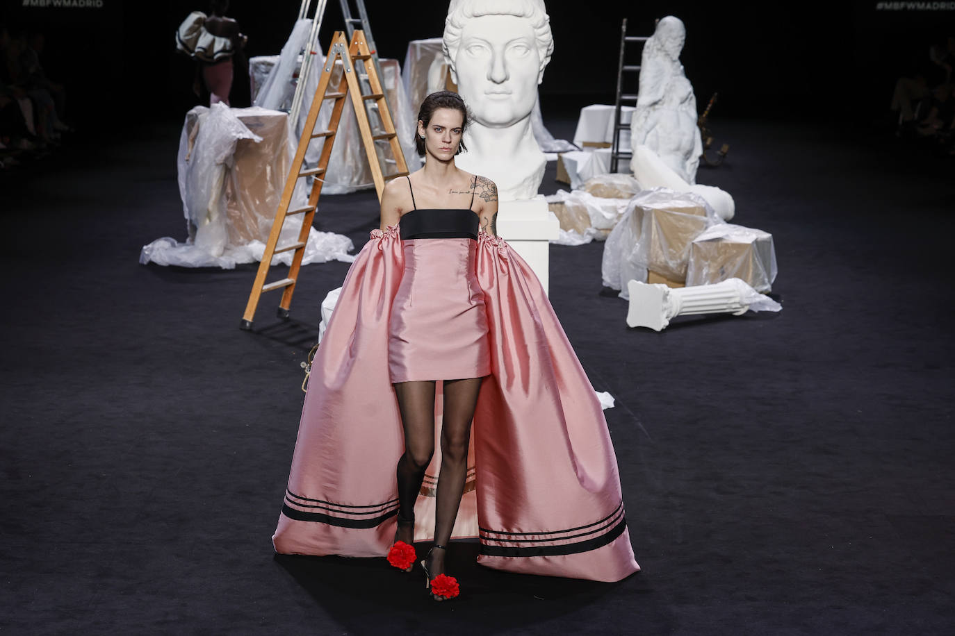 Este vestido con largas mangas en color rosa y negro ha sido una de las piezas protagonistas del desfile. 