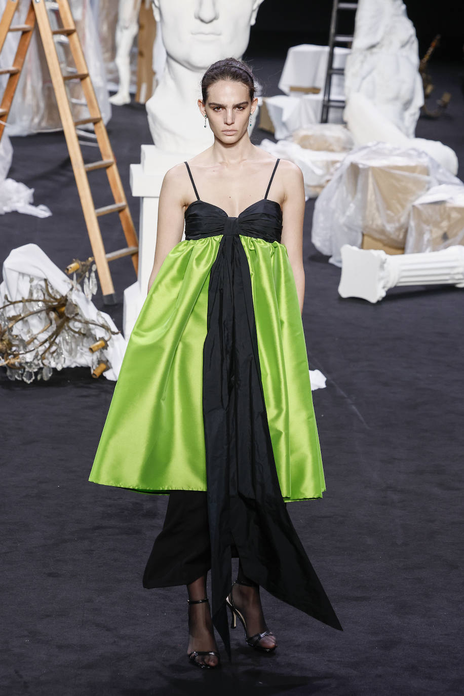 Las distintas tonalidades de color como el azul, el verde o el rosa se combinan con el negro, gran protagonista en su paleta cromática. 