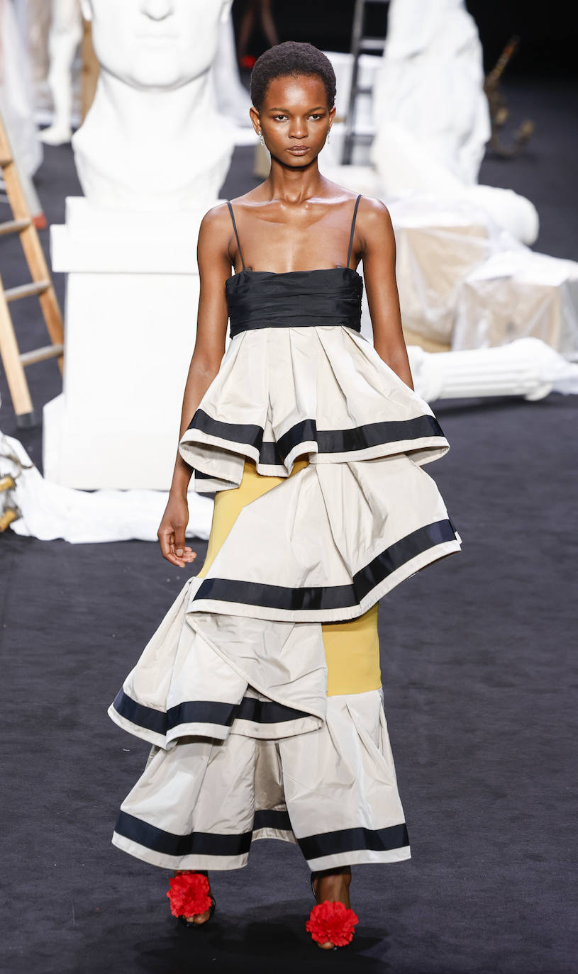 Vestido con múltiples volantes y contrastes de colores. 