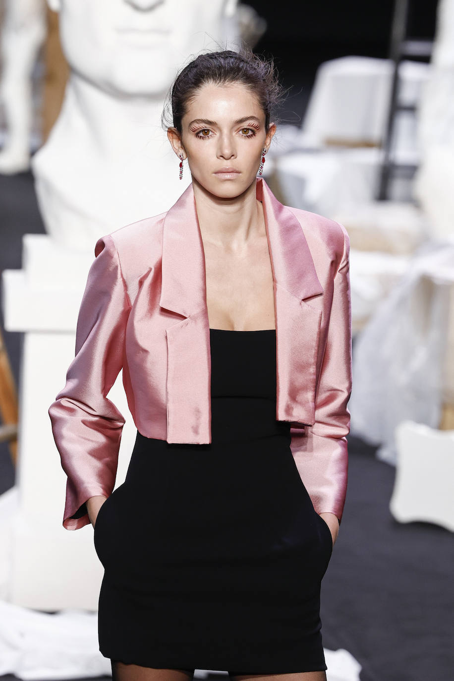 La combinación negro y rosa siempre presente en la propuesta de Encinar. 