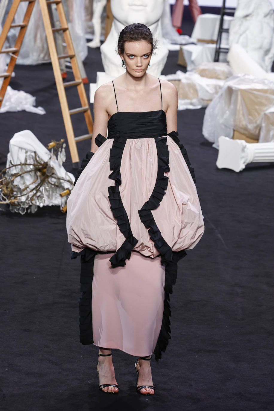 Fabio Encinar volvió a aportar por tafetanes y volúmenes, tan habituales en sus colecciones.