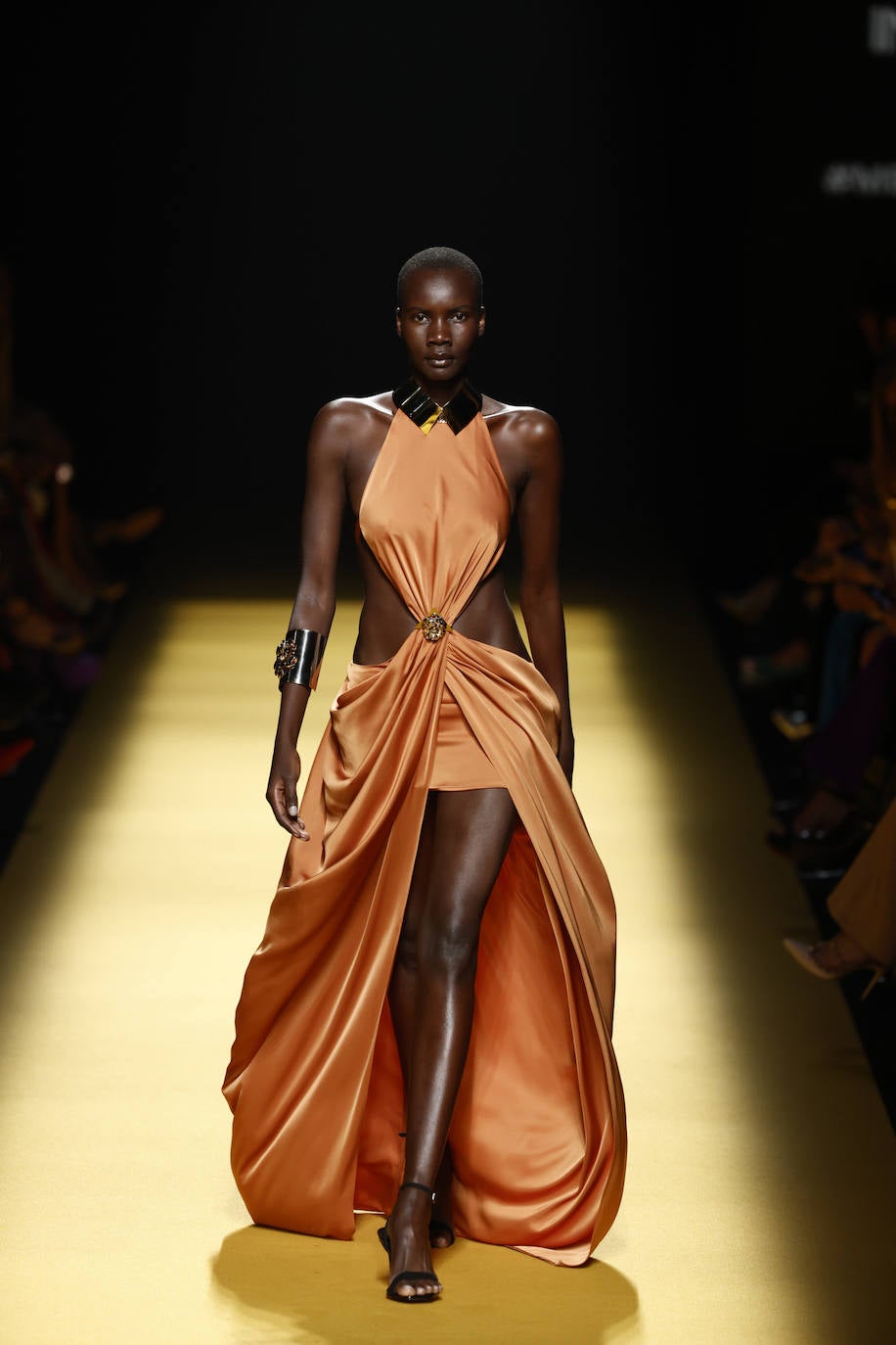 Vestido en tejido vaporoso con aberturas 'cut out'