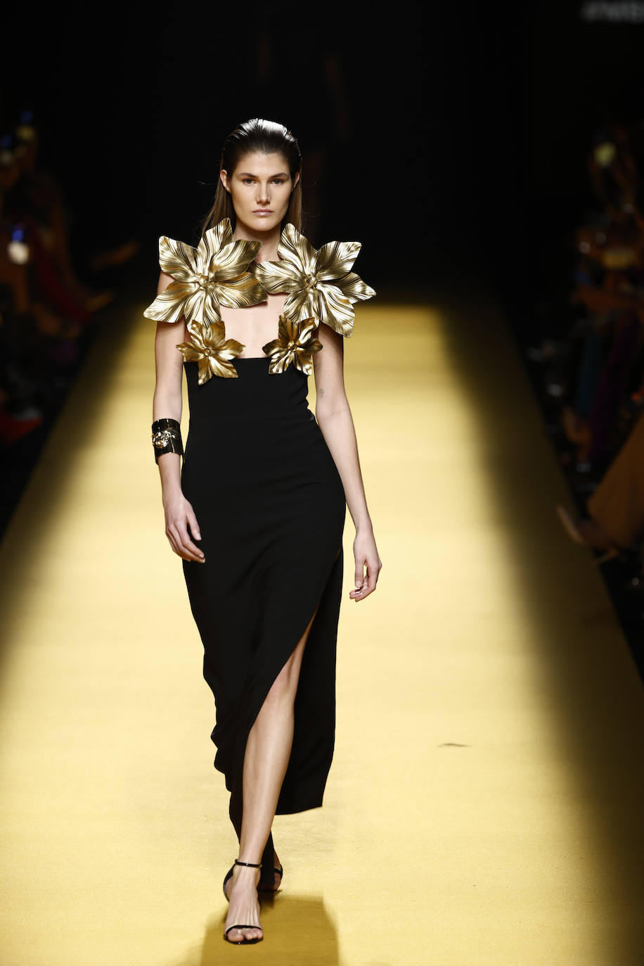 Como innovación destacada, la colección incorpora flores realizadas con impresión 3D, aportando modernidad y una nueva dimensión a las piezas de costura.