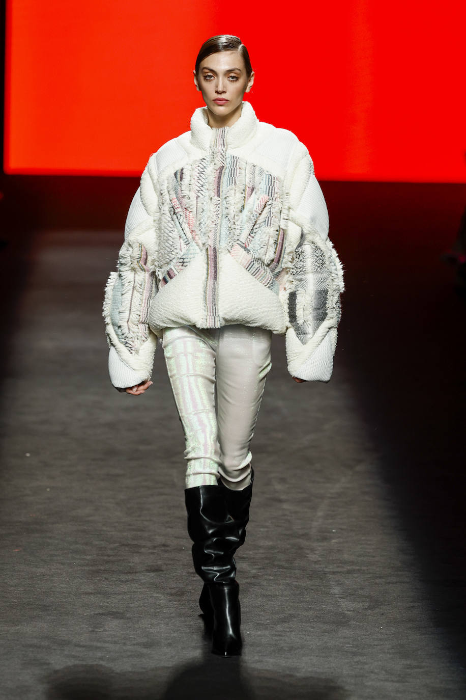 Blancos y metalizados en prendas con cierto aire futurista.