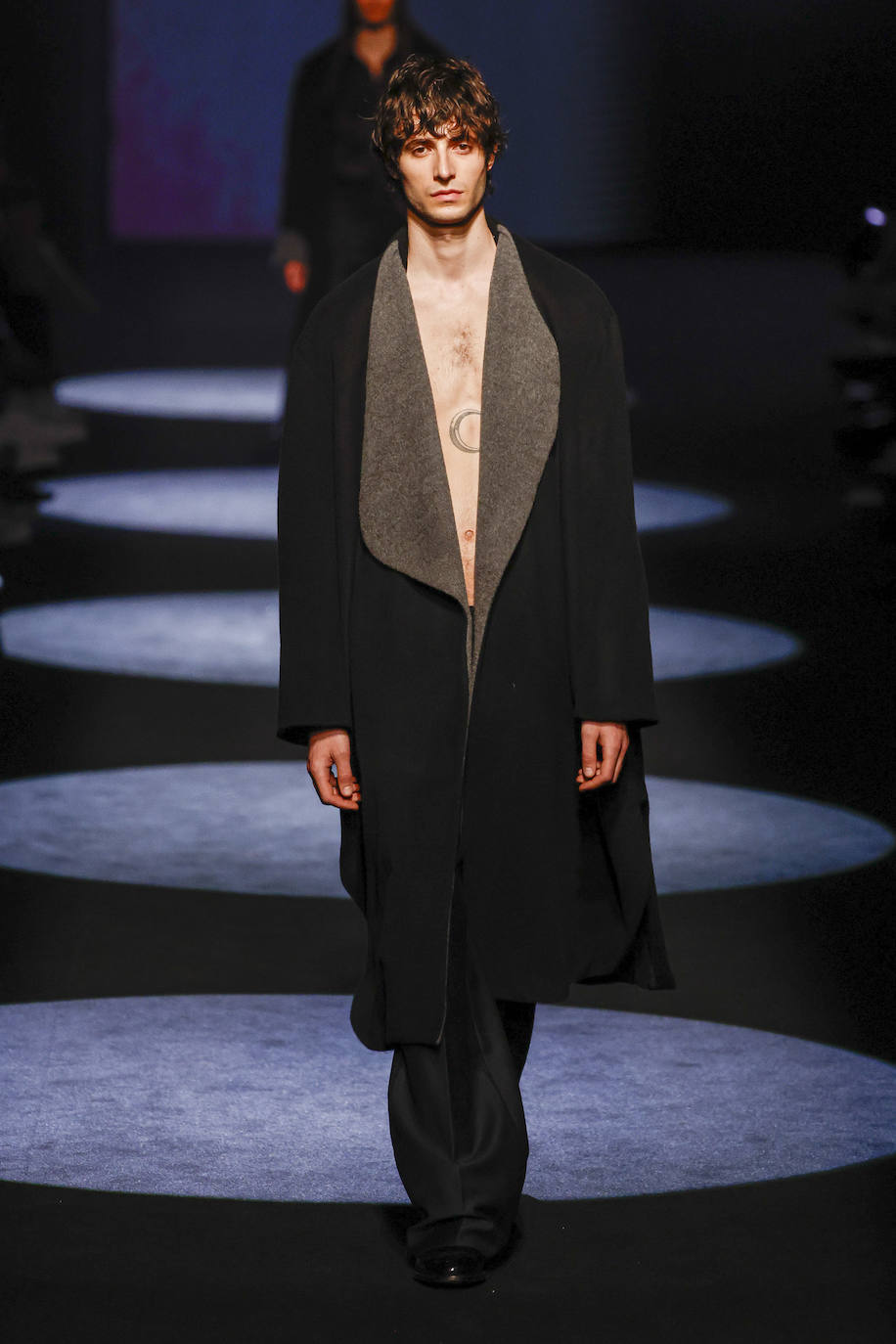 La colección cuenta con líneas sobrias y tonalidades oscuras para la próxima temporada con prendas elegantes y sofisticadas. 