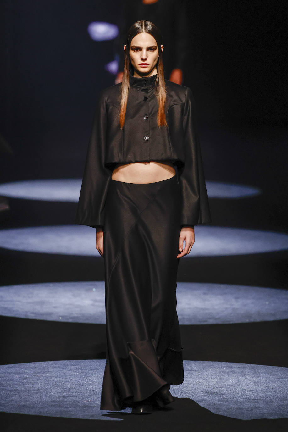 La nueva propuesta de Elio Berhanyer cambia las normas con prendas que pierden el género y relajan la figura. 