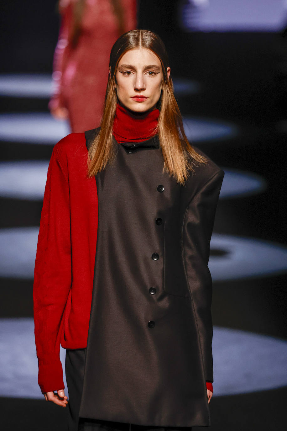 Mezcla de prendas, tejidos y tonalidades que dan lugar a piezas originales y rompedoras. 