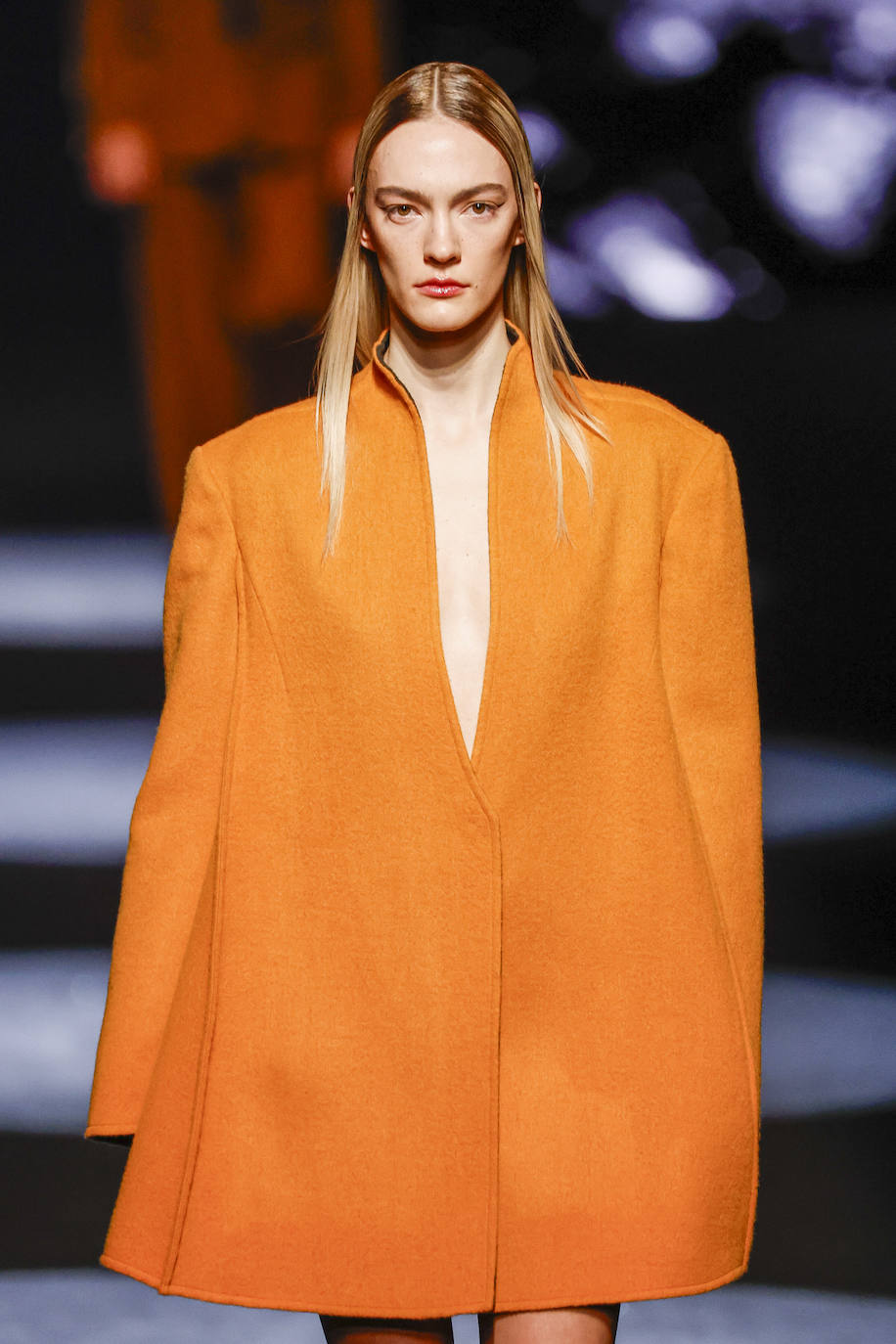 Blazer oversize que juega al trampantojo entre vestido y chaqueta. 