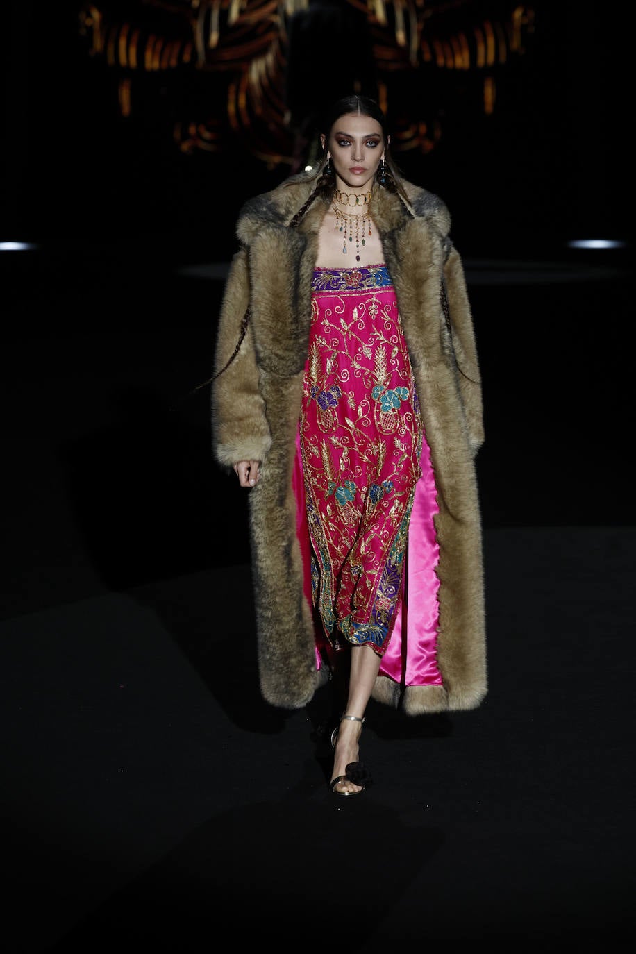 Los abrigos de pelo que se combinan con vestidos de inspiración étnica han sido otra de las propuestas de la diseñadora cántabra en su tercer desfile en la MBFWMAdrid. 