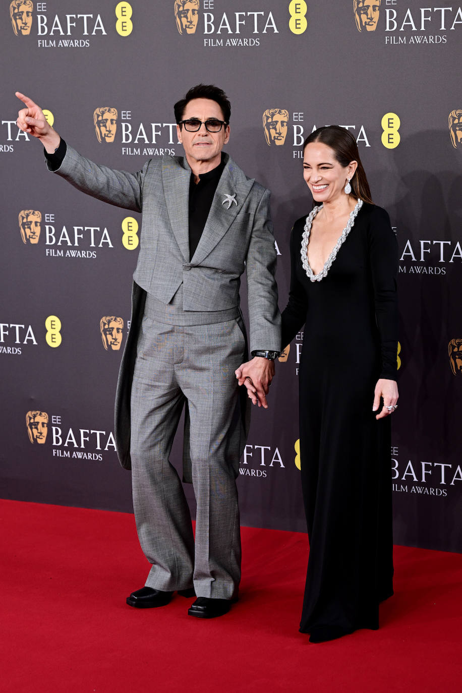 Robert Downey Jr., que posó con su mujer, optó por un traje gris con americana asimétrica y pantalón ancho.  