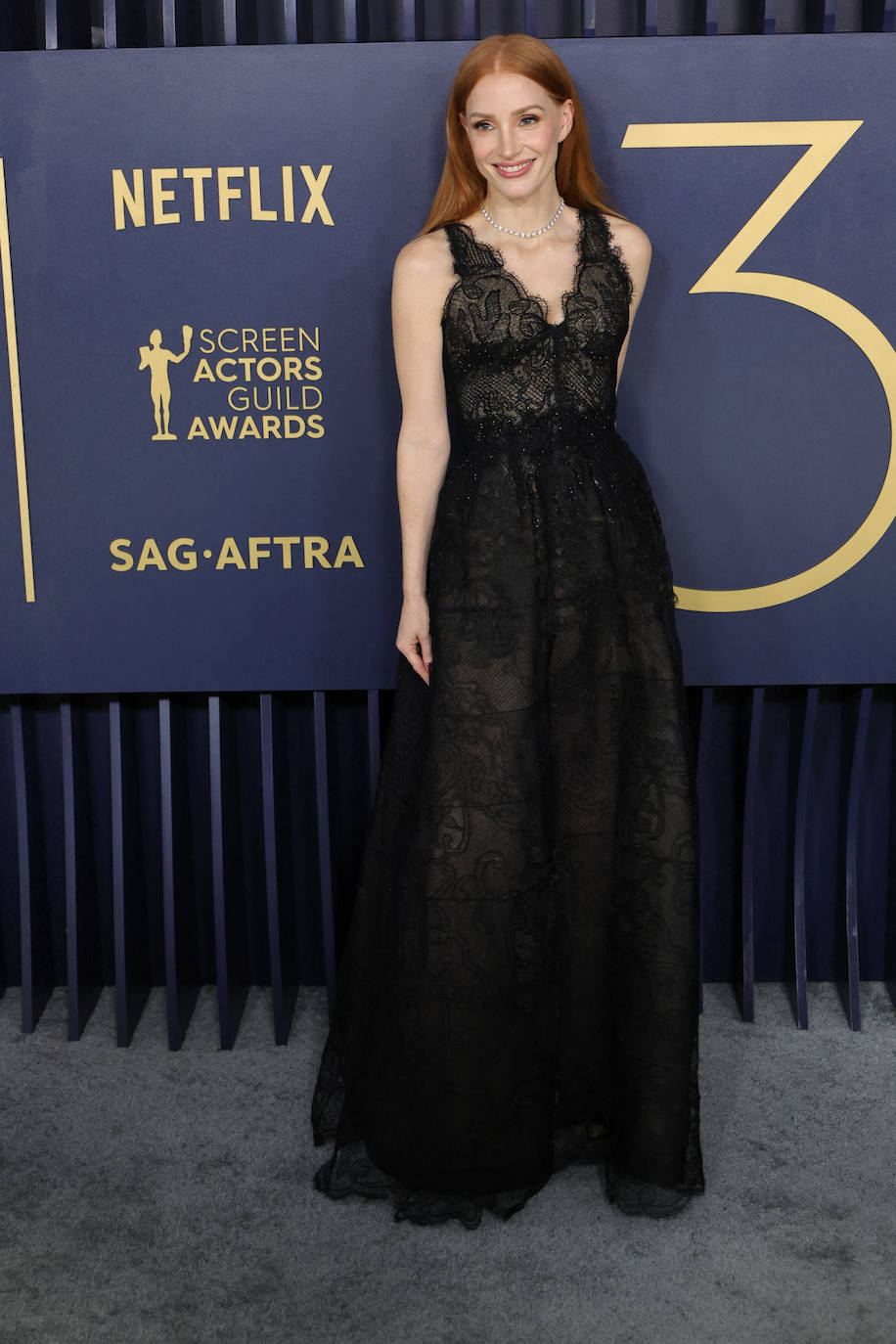 Con encaje y transparencias, Jessica Chastain apostó por un vestido negro de Armani Privé.