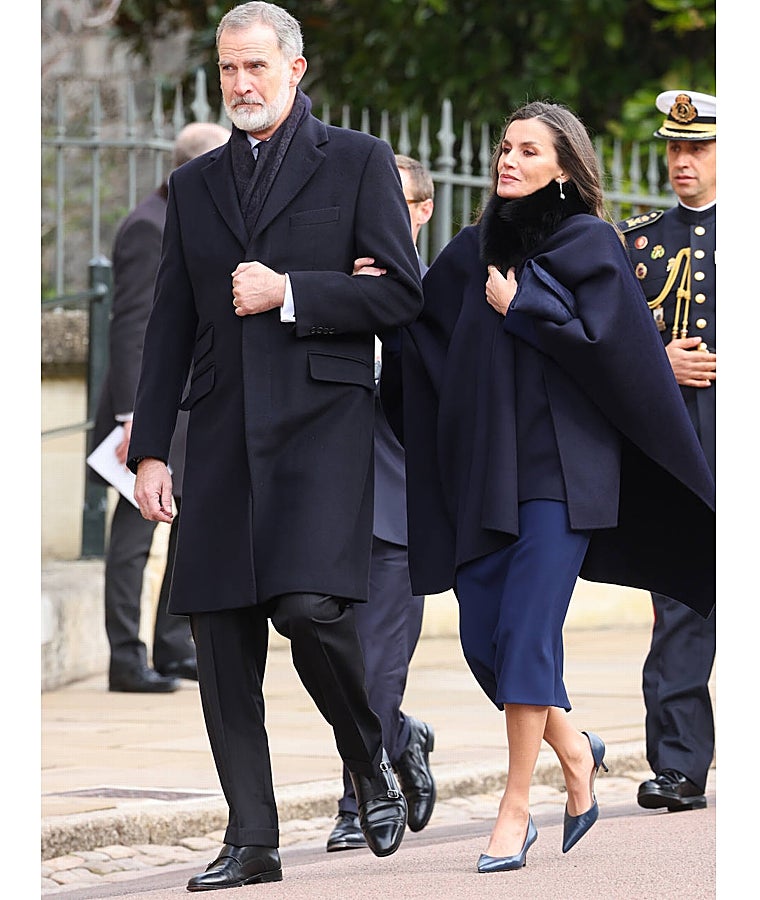La Reina Letizia con un total look en azul en el Castillo de Windsor, donde se ha celebrado la misa homenaje a Constantino de Grecia.