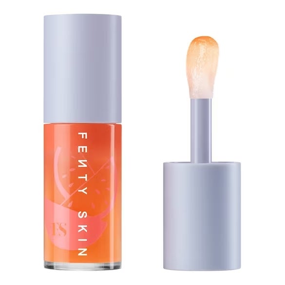 Aceite labial hidratante y reparador de Fenty Skin de sabor Melón de Kalahari (24,99 euros): un aceite labial ultra hidratante, transparente y nada pegajoso que refuerza la barrera de hidratación de los labios, mejora su textura y suavidad y deja un ligero toque de brillo.