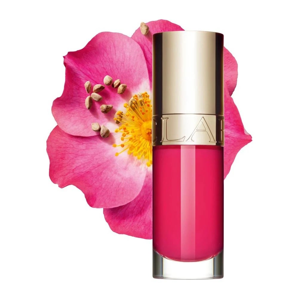 Lip Comfort Oil – The Power of Colours de Clarins (27 euros): la fórmula de este este aceite labial está enriquecida con un 90% de ingredientes de origen natural. Una mezcla única de aceites de jojoba bio y de avellana y del extracto estrella de aceite de rosa mosqueta bio. Esta edición limitada se presenta en tres tonos vibrantes: Joyful yellow, Daring orange y Passionate pink. Como siempre, hidrata los labios y les aporta un brillo irresistible.