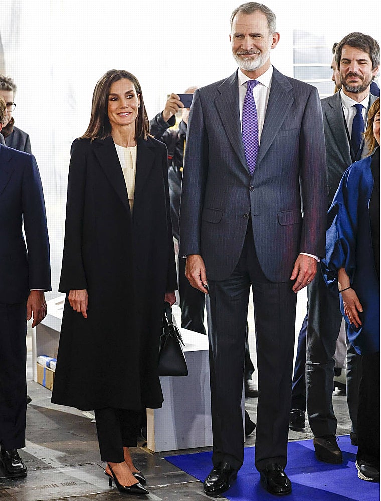 La Reina Letizia inaugura ARCO con un look &#039;working girl&#039; discreto pero elegante