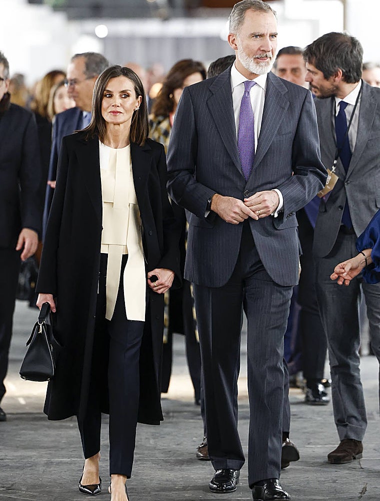 La Reina estrena una original camisa asimétrica en ARCO.