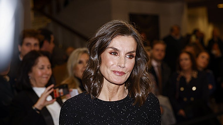 La Reina con melena ondulada y un bonito maquillaje, con sombras melocotón y un toque glitter.