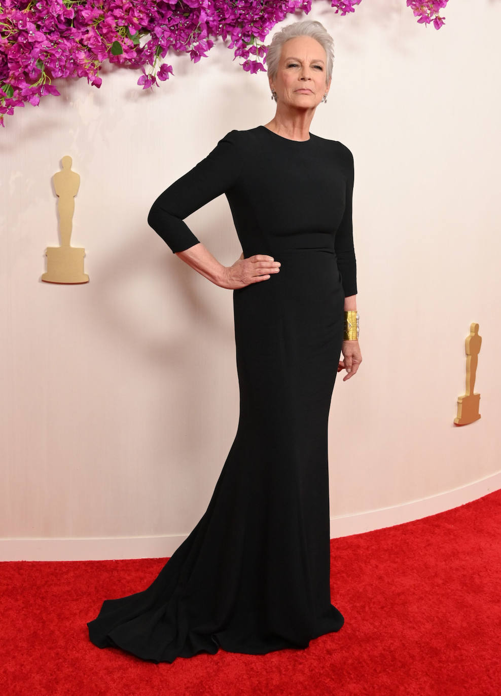 Jamie Lee Curtis apostó por un sobrio vestido negro con cola, de Dolce & Gabanna.