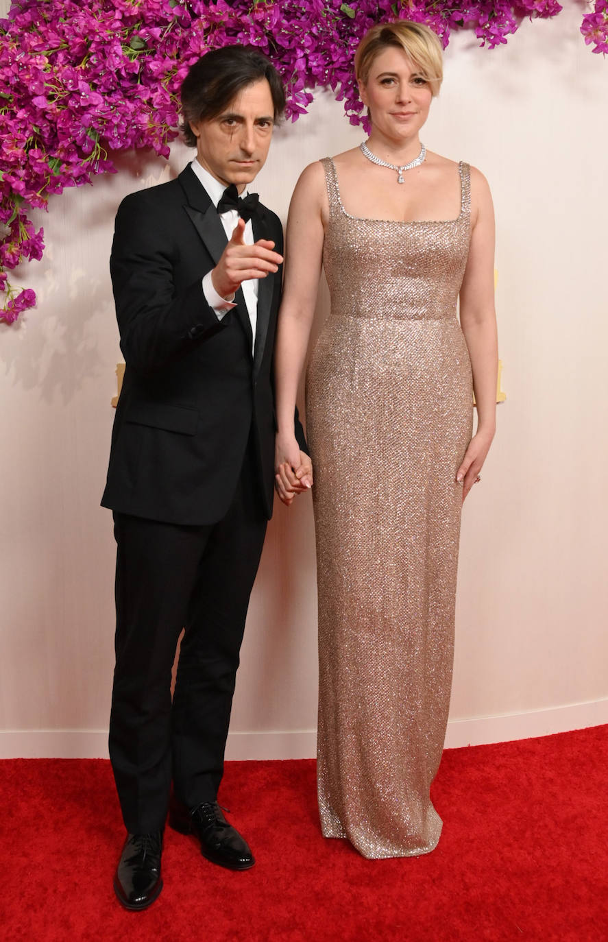 La pareja formada por el actor Noah Baumbach y la directora de la película 'Barbie', Greta Gerwig, escogió atuendo elegantes y formales. Él va vestido de Dior Men, ella de Gucci.