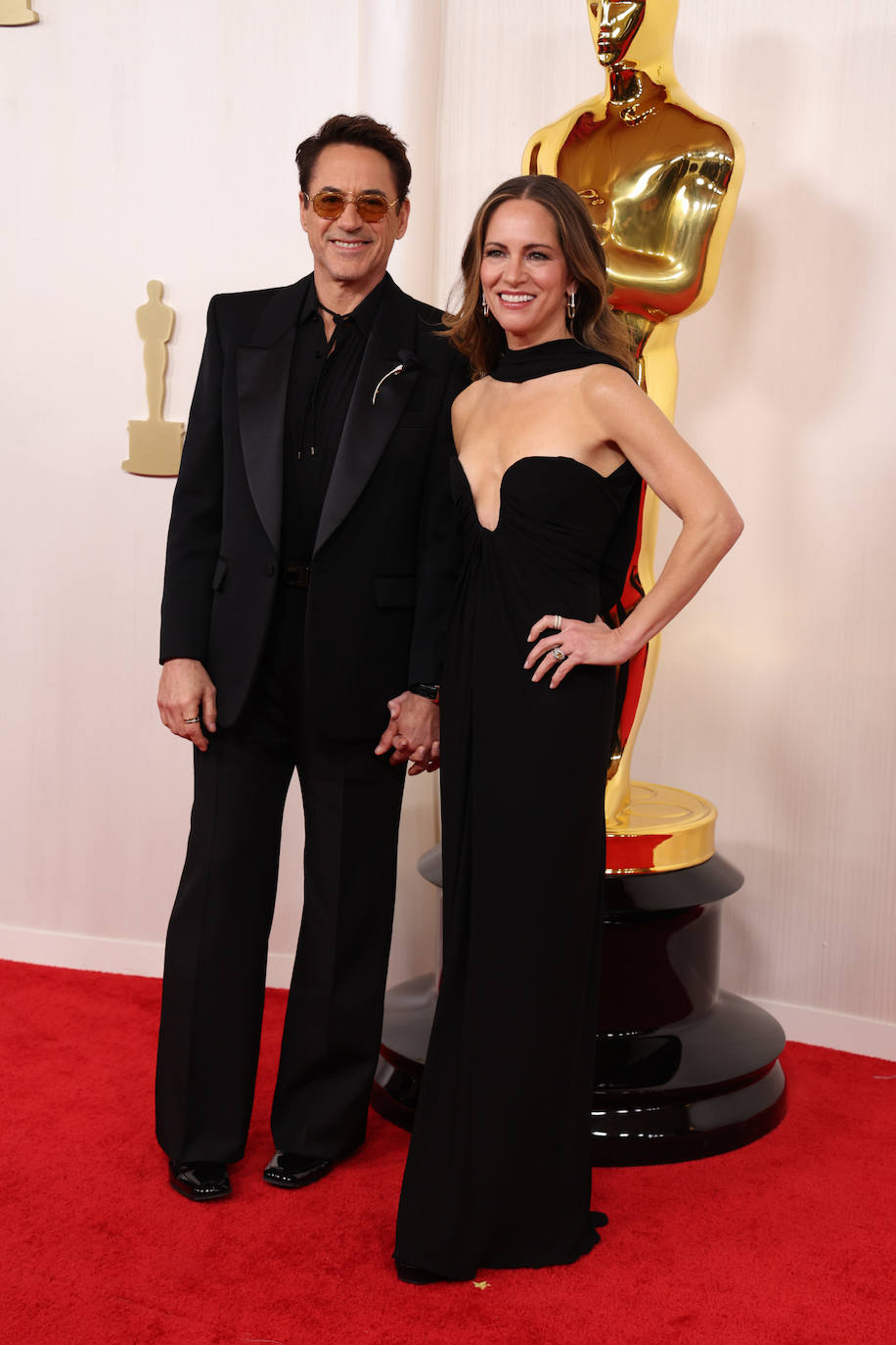 El actor Robert Downey Jr con su mujer Susan, abos de riguroso negro.