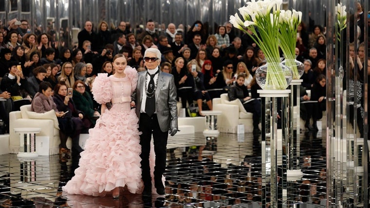 Karl Lagerfeld junto a Lily Rose-Depp en un desfile de Chanel.