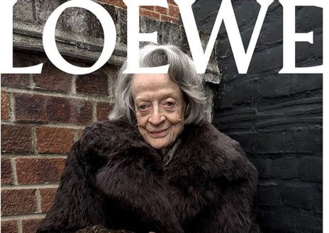 Imagen secundaria 1 - Arriba, la tatuadora Apo Whang-Od, de 106 años, que fue la mujer más longeva en protagonizar una portada de Vogue. Sobre estas líneas, la actriz británica Maggie Smith (89 años) en una campaña de finales del año pasado para Loewe. A la derecha, la ya fallecida escritora y periodista Joan Didion que en 2015 revolucionó Internet cuando posó para la firma Céline. 