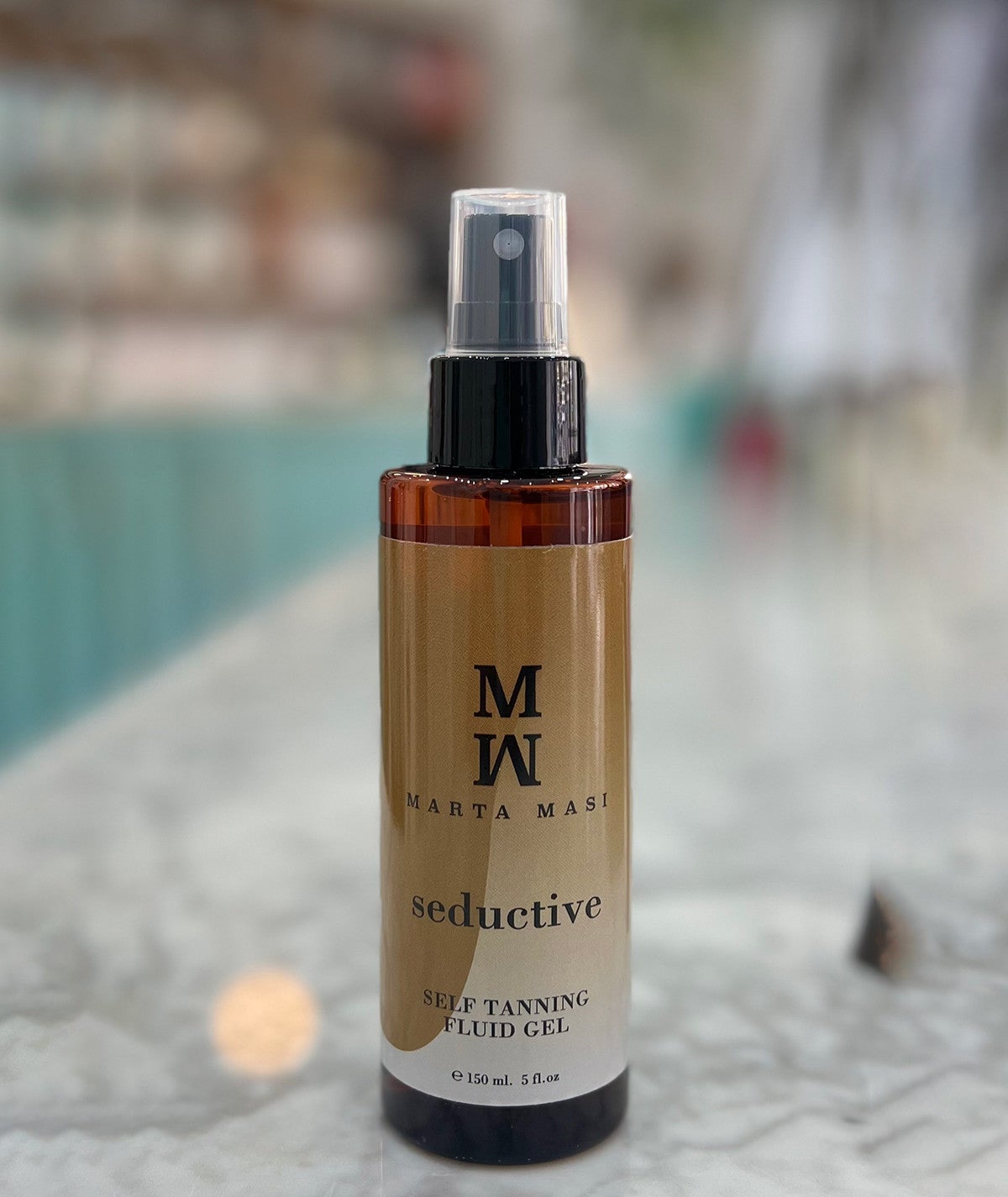 Seductive de Marta Masi (22,90 euros): autobronceador para cara y cuerpo natural, gradual y sin parches. Broncea sin sol, a la vez que hidrata la piel, dejándola nutrida y con un suave aroma. En su fórmula destaca el DHA (dihidroxiacetiona), encargado de generar diferentes tonalidades de color en la piel, la vitamina B2 o rivoflavina, que mantiene la piel hidratada, la tirosina, un aminoácido implicado en la síntesis de la melanina, la vitamina E, un antioxidante y la goma de esclerocio, un polisacárido de origen natural que mantiene la piel suave.