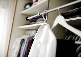 Cómo organizar el armario para el entretiempo: las prendas que debes tener a mano
